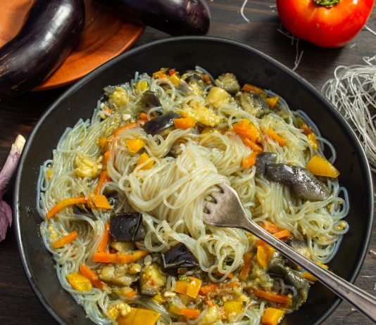 Суп с баклажанами и рисовой лапшой