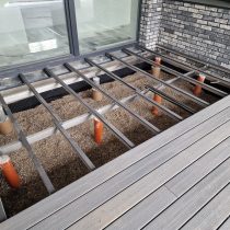 Древесно-композитные покрытия выглядят как дерево, но служат дольше: не скользят, не греются на солнце, не набирают воду и не деформируются от погоды.