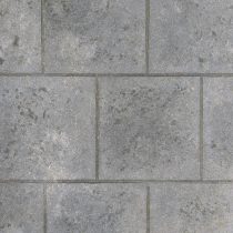 Современная тротуарная плитка, изготовленная методом вибропрессования, отличается высокой морозостойкостью. Ее фактурная поверхность работает как «анти-лед», обеспечивая безопасность на дорожках в саду.