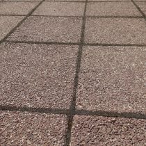 Покрытие из каменной крошки на полимерном связующем обладает пористой структурой. Вода не задерживается на поверхности, а сразу уходит в грунт, предотвращая образование наледи. Шершавая текстура гарантирует отличное сцепление.