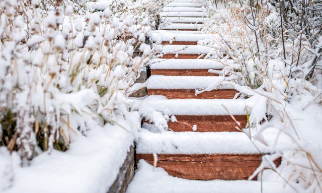 Без обработки лестница превращается в каток. Еще на этапе строительства важно предусмотреть правильный уклон для стока воды, чтобы зимой на ступенях не намерзал лед.