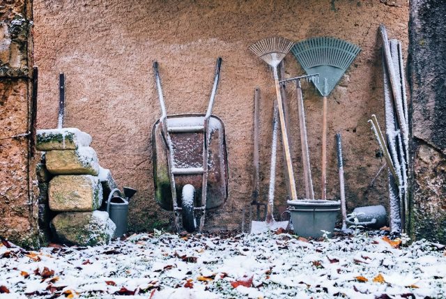 Лопаты и скребки не должны валяться под снегом — отведите для них место под навесом. Так инструменты не заржавеют, черенки не сгниют, а во время снегопада всё необходимое будет под рукой.