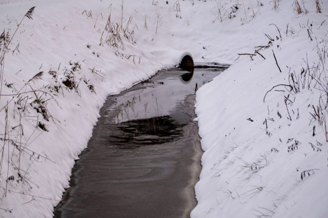 Открытые дренажные канавы и системы водоотвода критически важны на глинистых участках. Они предотвращают застой влаги, которая при замерзании расширяется и вызывает пучение грунта, разрушая дорожки и фундаменты зданий.