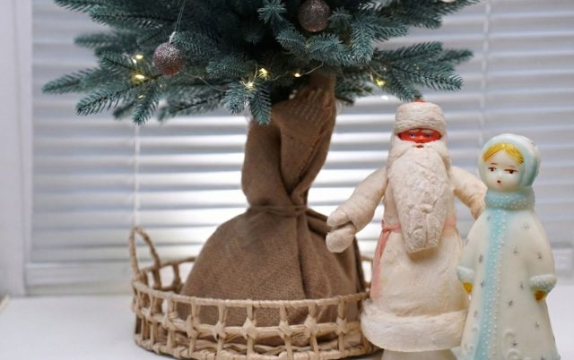 С возвращением елки в быт советских граждан в 1936 году изменились и символы. На смену рождественским образам официально пришли Дед Мороз и Снегурочка. Этот дуэт стал главным атрибутом светского праздника, окончательно отделив Новый год от Рождества.