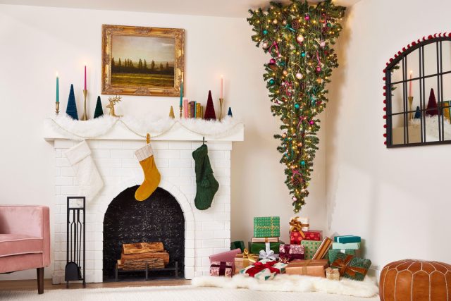 Ель, подвешенная к потолку макушкой вниз. Историки связывают этот древний обычай с германскими поверьями об отпугивании злых духов. Сегодня такой вариант декора чаще используется просто как эффектный и необычный дизайнерский прием в современных интерьерах и торговых центрах.