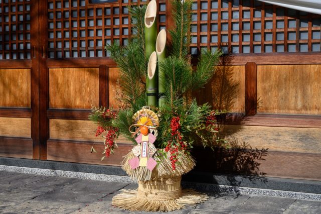 Традиционное японское украшение кадомацу — «сосна у ворот». Композиция из бамбука и сосны, перевязанная соломенной веревкой, служит временным жилищем для божества Нового года. Выставляя ее перед домом, японцы призывают стойкость, долголетие и благоденствие для своей семьи.