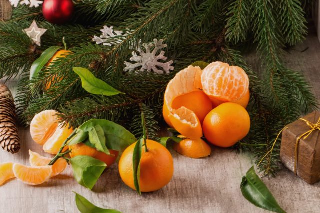 Мандарины стали общедоступным символом Нового года в СССР лишь после 1963 года, когда в Ленинград прибыл груз фруктов из Марокко. Но еще в XIX веке богатые семьи вешали обернутые в фольгу драгоценные плоды на елку в качестве украшения.