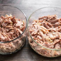 Вареную индейку раскладываем в тарелки или миски. Укладываем мясо свободно, утрамбовывать не нужно.