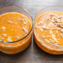 Наливаем в тарелки бульон с морковью и желатином. Чуть перемешиваем. Ставим тарелки на нижнюю полку холодильника и оставляем на 10-12 часов.