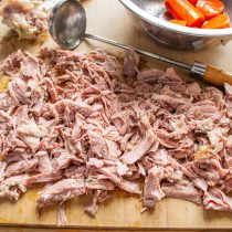 Снимаем с голеней кожу, мясо отделяем от костей. Разрываем мясо на волокна или нарезаем небольшими кусочками.