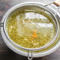 С процеженного бульона снимаем жир. Это можно сделать разными способами, например – остудить бульон и удалить застывший жир ложкой