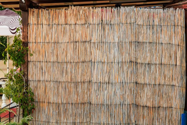 Бамбуковые и тростниковые полотна — самый быстрый способ обновить старый забор. Они экологичны, легко монтируются и создают легкую полутень, сохраняя циркуляцию воздуха и добавляя ландшафту нотки природного спокойствия.