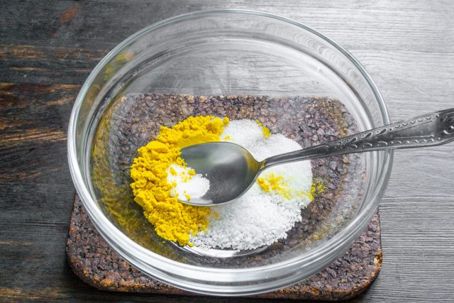 Смешиваем в глубокой посуде первые компоненты. Всыпаем морскую соль, добавляем сахарный песок и молотую куркуму для придания соусу золотистого цвета.