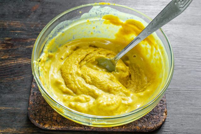 Оцениваем текущую консистенцию заваренной массы. Проверяем густоту смеси, которая должна напоминать тесто на оладьи, при необходимости доливаем воду.