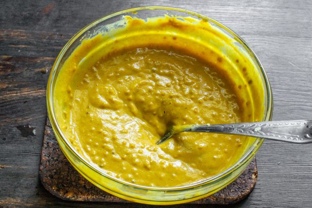 Тщательно соединяем порошковую и зерновую основы. Вымешиваем массу до состояния густой пасты и пробуем на вкус для контроля баланса всех ингредиентов.