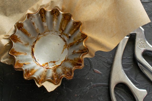 Для создания вкладышей вырезаем из пергамента квадраты.