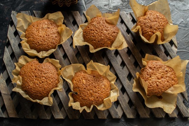 Достаем кексы из форм и остужаем на решетке.