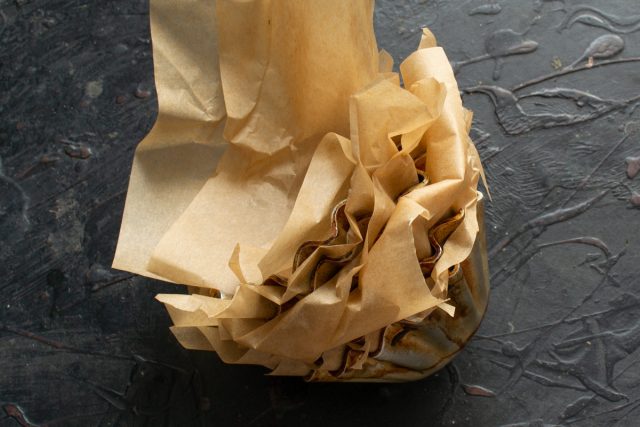 Собираем формы в стопку и срезаем лишнюю бумагу, оставляя бортик 2–3 см. Если пергамент с силиконом, смазывать его маслом не нужно