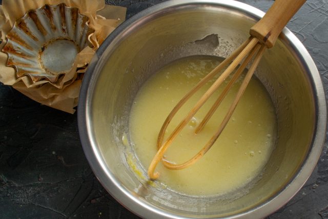 Вливаем к яйцу и сахару растопленное (но остывшее!) сливочное масло, затем добавляем молоко.