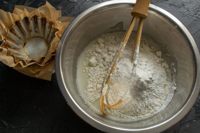 Вводим сухие ингредиенты: насыпаем пшеничную муку, предварительно смешанную с разрыхлителем.