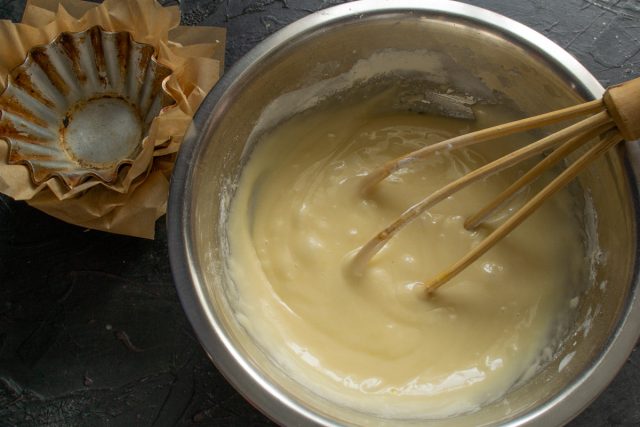 Тщательно перемешиваем муку с жидкой массой. Используем венчик или лопатку, добиваясь полной однородности теста