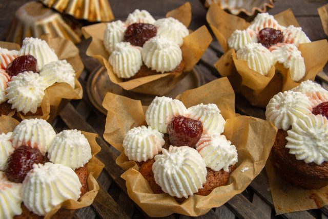 Кексы с грецкими орехами и взбитыми сливками