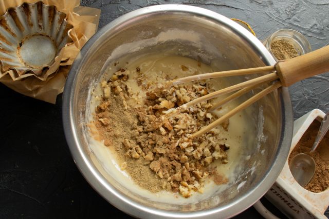 Добавляем подсушенные и измельченные грецкие орехи, корицу и молотую гвоздику.