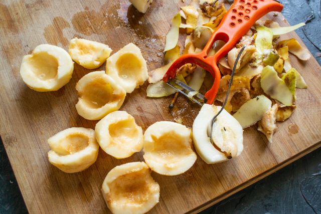 Счищаем с груш кожуру, разрезаем пополам и удаляем семечки. Кладем очищенные половинки в холодную воду с лимонным соком, чтобы мякоть не потемнела.