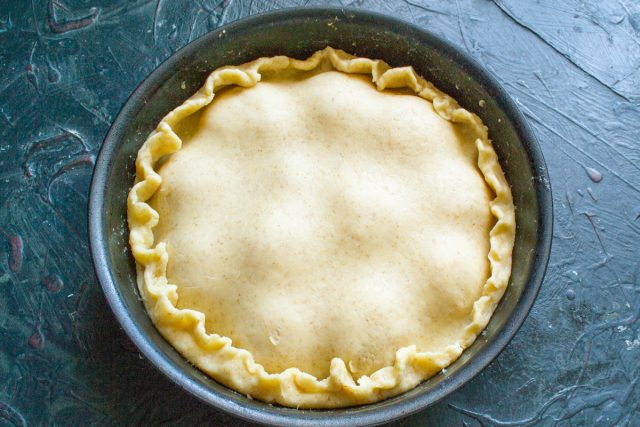 Прижимаем тесто по краям сковороды, формируем небольшой бортик. Не стараемся делать идеально, так как после переворачивания эта часть окажется снизу.