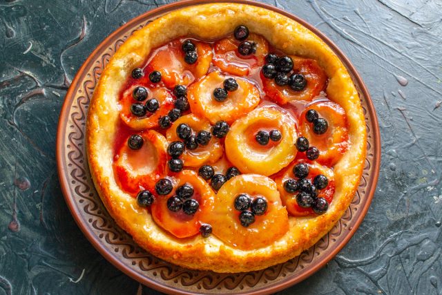 Подаем перевернутый пирог с грушами и голубикой теплым или холодным. Нарезаем на порции и наслаждаемся сочетанием карамели, фруктов и песочного теста.