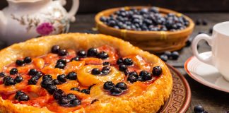 Перевернутый пирог с грушами и голубикой