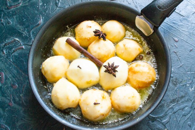 Добавляем звездочки бадьяна, палочку корицы, гвоздику и душистый перец. Вливаем белое вино или виноградный сок для придания начинке пряного аромата.