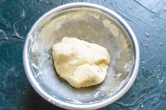 Быстро замешиваем тесто, собираем в шар и заворачиваем в пленку. Убираем в холодильник на 30 минут, чтобы тесто отдохнуло и не сжималось при раскатке.