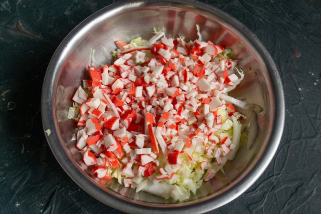 Режем охлажденные крабовые палочки кубиками того же размера, что и фенхель. Выкладываем их в общую емкость к овощам, предварительно сняв с них пленку. Режем охлажденные крабовые палочки кубиками того же размера, что и фенхель. Выкладываем их в общую емкость к овощам, предварительно сняв с них пленку.