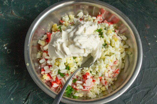 Кладем в миску мягкий творожный сливочный сыр без добавок Кладем в миску мягкий творожный сливочный сыр без добавок