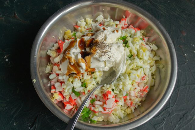 Вливаем соевый соус, оливковое масло и лимонный сок. Перчим свежемолотым перцем, солим по вкусу и добавляем немного горчицы для пикантности соуса. Вливаем соевый соус, оливковое масло и лимонный сок. Перчим свежемолотым перцем, солим по вкусу и добавляем немного горчицы для пикантности соуса.