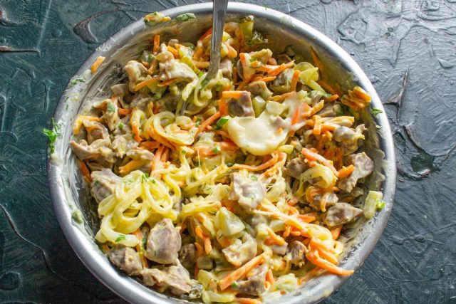 Тщательно перемешиваем все ингредиенты, чтобы соус покрыл каждый кусочек.