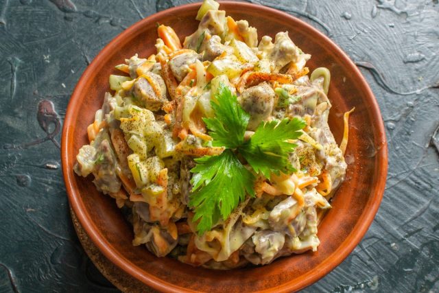 Выкладываем готовый салат в красивую посуду. Перед подачей украшаем листиком свежей петрушки и посыпаем черным молотым перцем для аромата.