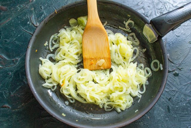 Режем лук кольцами и жарим до прозрачности. Совет: добавьте немного сливочного масла и соли в конце — лук станет карамельным и намного вкуснее.