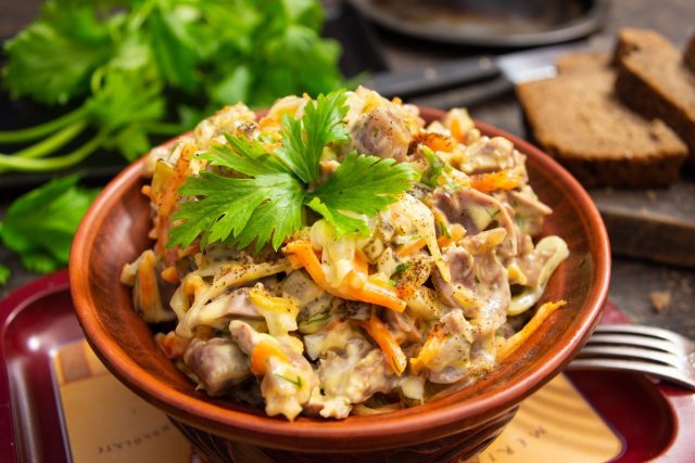 Салат из куриных желудков