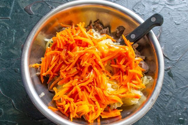 Следом отправляем в салатник мягкую обжаренную морковь.