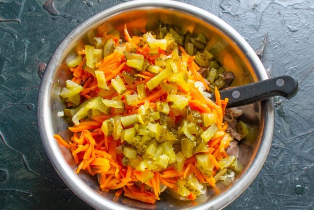 Режем соленые или маринованные огурцы небольшими кубиками.