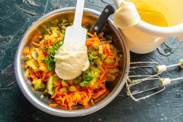 Взбиваем желток с маслом, горчицей и специями в густой домашний майонез.