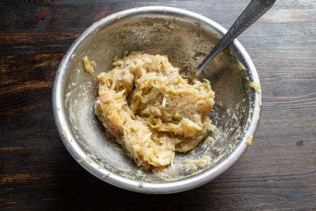 Пропускаем филе через мясорубку или рубим ножом. Смешиваем мясо с луком, яйцом и специями.