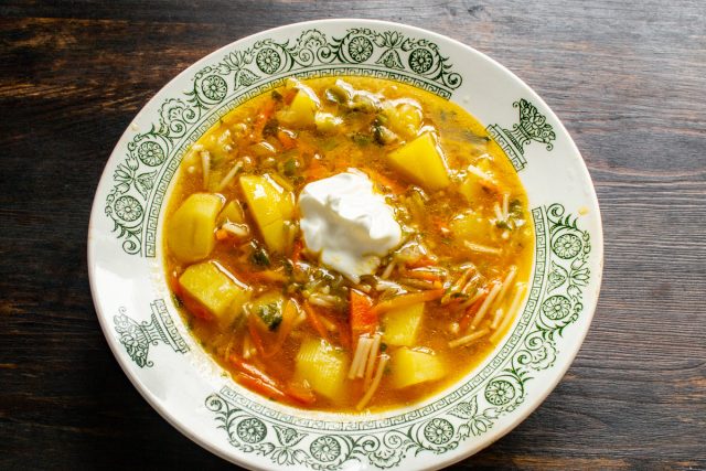 Готовый горячий суп разливаем по глубоким тарелкам. Для сливочного вкуса добавляем в каждую порцию ложку густой сметаны или греческого йогурта.