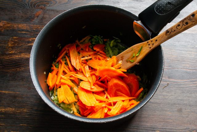 Шинкуем морковь тонкой соломкой или натираем на крупной терке.