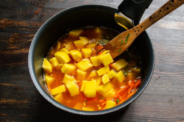 Вливаем куриный бульон, доводим до кипения и варим на тихом огне 10–12 минут до мягкости овощей.