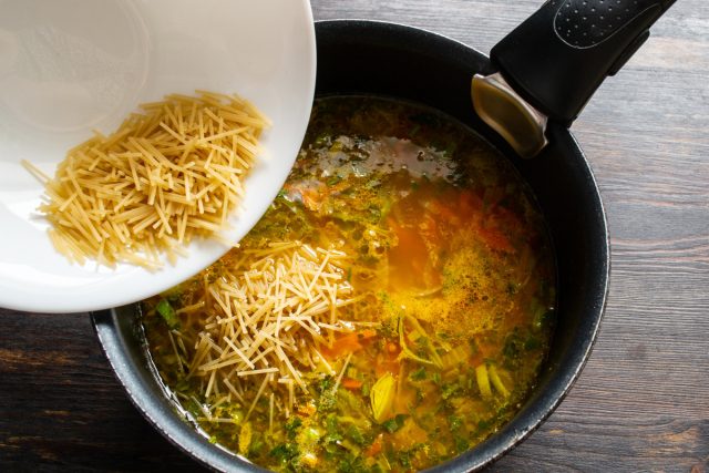 Всыпаем в кипящий овощной бульон мелкую вермишель или поломанные спагетти.