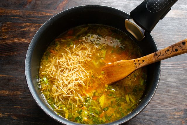 Пробуем бульон и солим по вкусу.