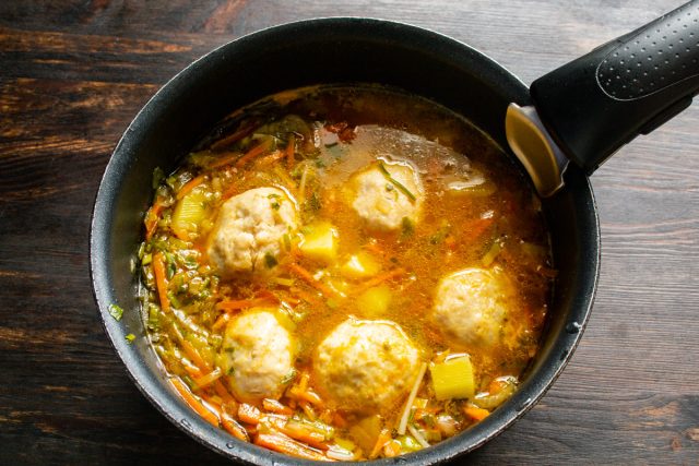 Влажными руками лепим фрикадельки (30–35 г) и бросаем в кипяток. Как всплывут — убавляем огонь и варим 8 минут.